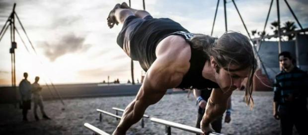 Christian Henkel practicando full planche Christian Henkel practicando full planche