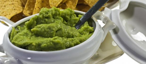 El guacamole y los nachos es una buena combinación El guacamole y los nachos es una buena combinación