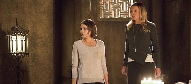 Laurel Lance e Thea Queen durante una scena Laurel Lance e Thea Queen durante una scena