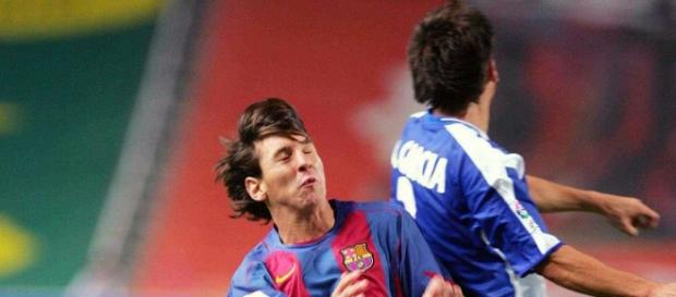 Messi disputando un balón dividido Messi disputando un balón dividido