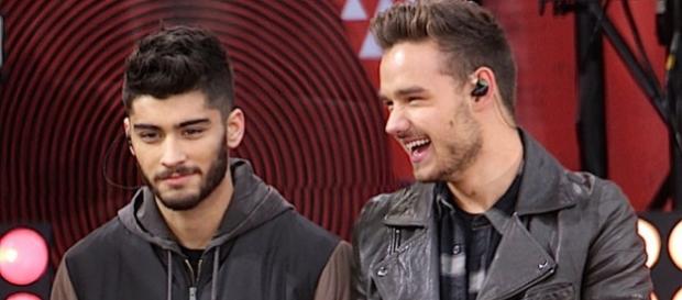 Os dois cantores eram bons amigos. Os dois cantores eram bons amigos.