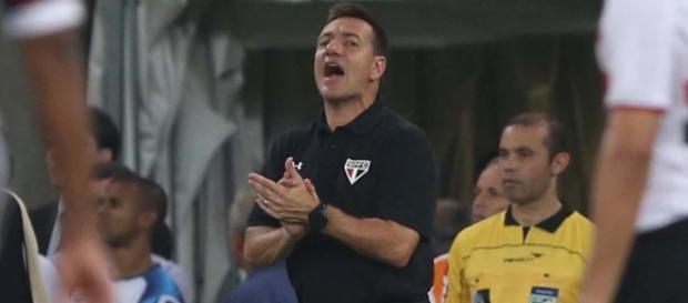 Técnico do São Paulo em ação durante estréia Técnico do São Paulo em ação durante estréia