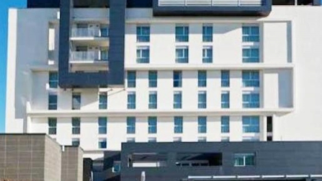 Milano, ragazzo muore precipitando da hotel