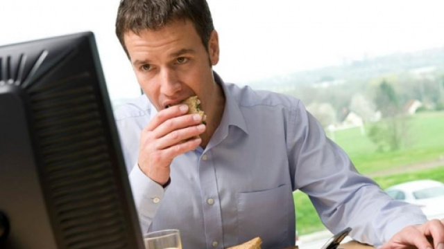Una fugace pausa pranzo in ufficio | Foto Web