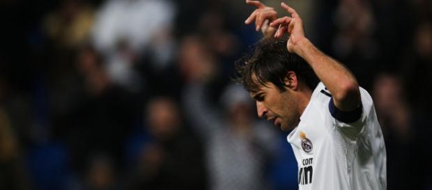 Gesto típico de Raúl para celebrar sus goles Gesto típico de Raúl para celebrar sus goles