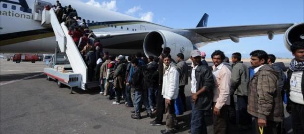 Imigranci zmierzający do samolotem do Europy. Imigranci zmierzający do samolotem do Europy.