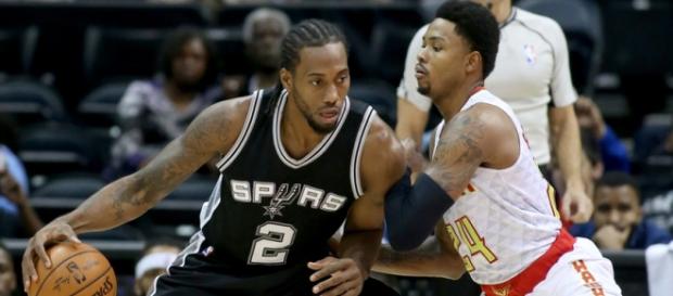 Leonard pivotando ante la defensa de Bazemore Leonard pivotando ante la defensa de Bazemore