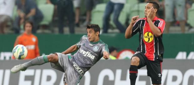Robinho, que não pegou a Ponte, briga pela bola Robinho, que não pegou a Ponte, briga pela bola