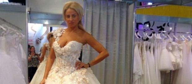 Sânziana Buruiană în rochie de mireasă Sânziana Buruiană în rochie de mireasă