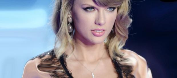 Taylor Swift tornou-se a princesa da pop. Taylor Swift tornou-se a princesa da pop.