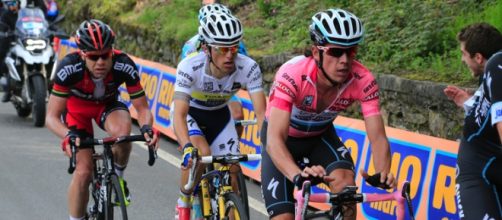 Rigoberto Uran in maglia rosa al Giro d'Italia