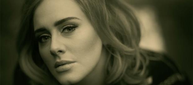 Adele lança novo single "Hello" do álbum "25" Adele lança novo single "Hello" do álbum "25"