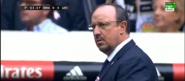El técnico del Madrid observa con gesto serio El técnico del Madrid observa con gesto serio
