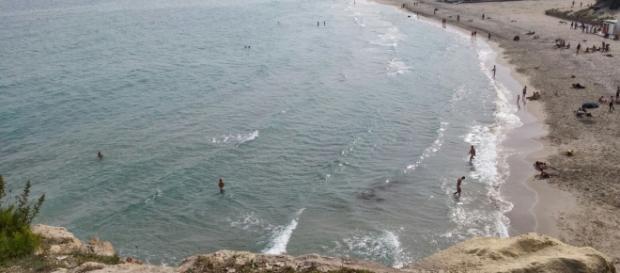C'è ancora gente che fa il bagno. C'è ancora gente che fa il bagno.