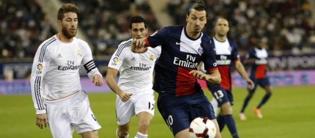 Ibrahimović y Ramos luchando por el balón Ibrahimović y Ramos luchando por el balón