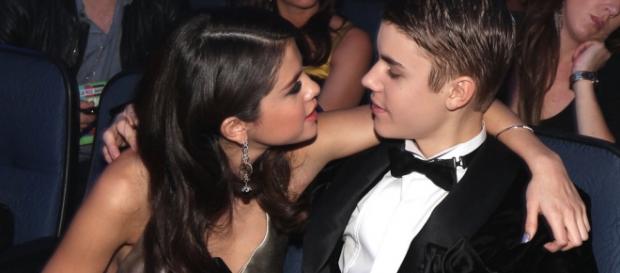 O casal trabalhou em conjunto para o single. O casal trabalhou em conjunto para o single.