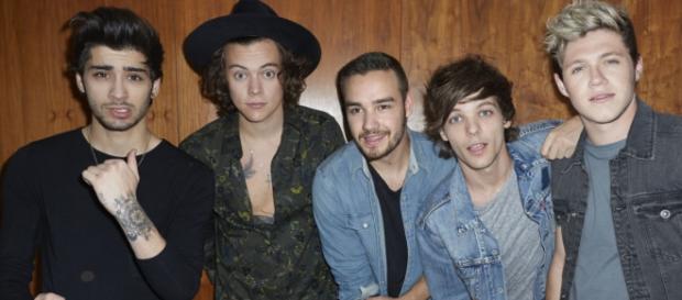 Zayn Malik saiu da banda em março. Zayn Malik saiu da banda em março.