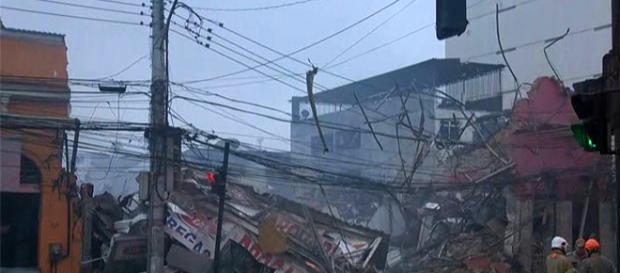O local ficou totalmente destruído pela explosão. O local ficou totalmente destruído pela explosão.