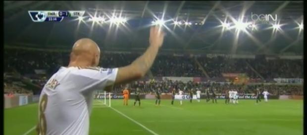 Shelvey haciendo un saque de esquina Shelvey haciendo un saque de esquina