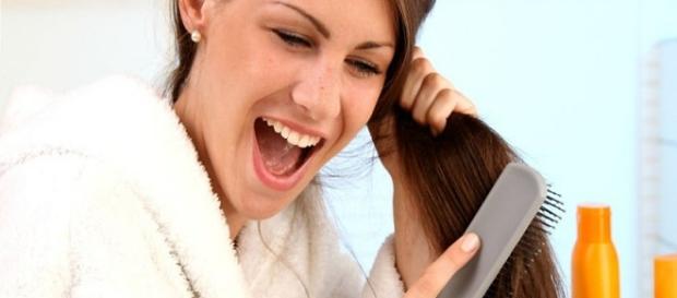 Una chica cepillandose el pelo Una chica cepillandose el pelo