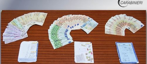 Il denaro e i documenti sequestrati