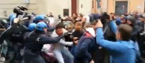 Scontri a Bologna studenti scuola-Polizia