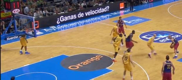 Arroyo dirige una jugada de ataque del Barcelona Arroyo dirige una jugada de ataque del Barcelona