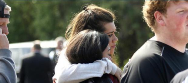 Dos jovenes estudiantes lloran por sus compañeros Dos jovenes estudiantes lloran por sus compañeros