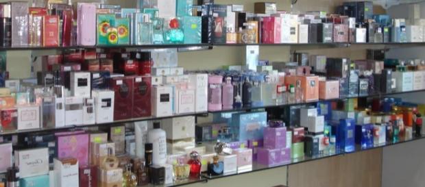 Esposizione in un negozio di profumi Esposizione in un negozio di profumi