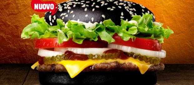 Halloween Whopper, il panino nero di Burger King Halloween Whopper, il panino nero di Burger King