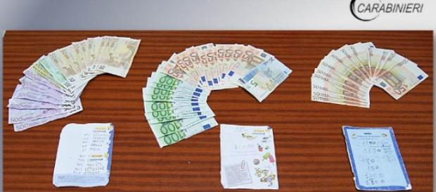 Il denaro e i documenti sequestrati Il denaro e i documenti sequestrati