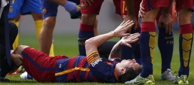Messi rodeado por sus compañeros Messi rodeado por sus compañeros