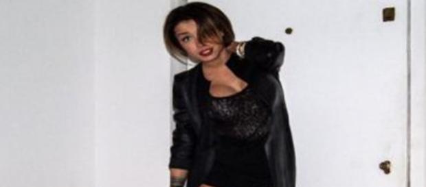 Valentina criticata per il suo abbigliamento Valentina criticata per il suo abbigliamento