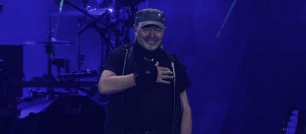 Vasco Rossi, il video con il topless su Facebook Vasco Rossi, il video con il topless su Facebook