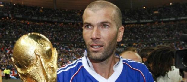 Zidane con la Copa del Mundo de 1998 Zidane con la Copa del Mundo de 1998