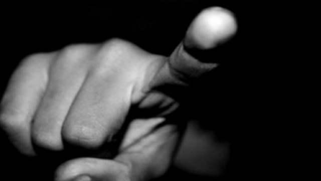 Un dito puntato contro qualcuno o qualcosa