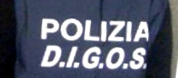 Agenti della Digos in azione sul territorio Agenti della Digos in azione sul territorio