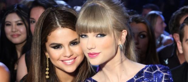 As duas cantoras são grandes amigas. As duas cantoras são grandes amigas.