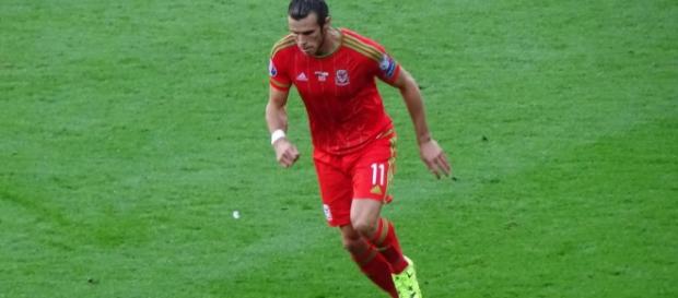 Bale jugando con la selección de Gales Bale jugando con la selección de Gales