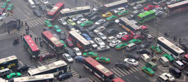 Cina: molti non rispettano il codice della strada. Cina: molti non rispettano il codice della strada.