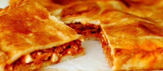 Corte de una riquísima empanada de atún Corte de una riquísima empanada de atún