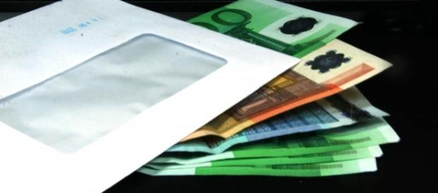 Una mazzetta di banconote di grosso taglio Una mazzetta di banconote di grosso taglio