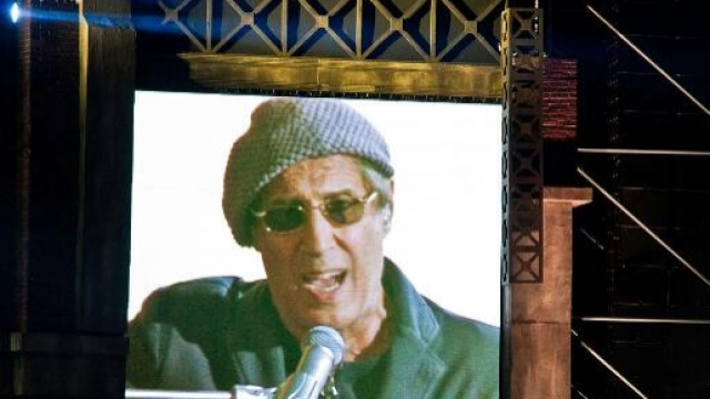 Adriano Celentano che canta in tv