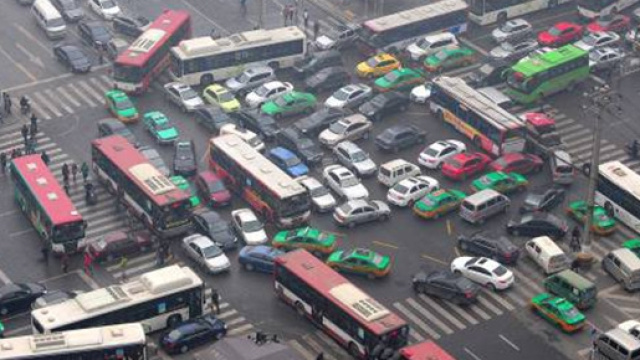 Cina: molti non rispettano il codice della strada.