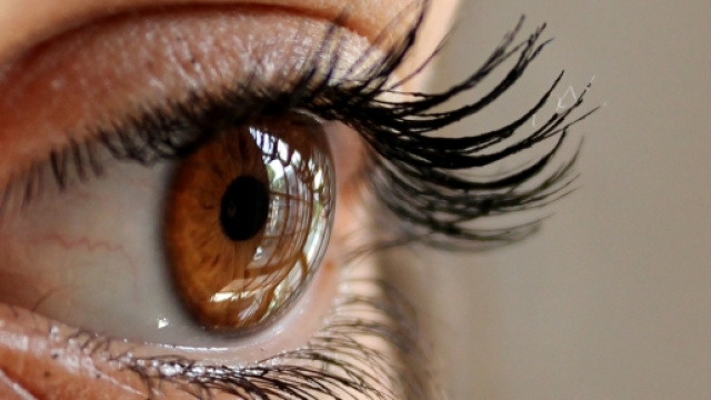 Cristalli liquidi per curare la presbiopia