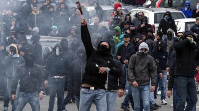 Scontro tra tifoserie fuori dallo stadio