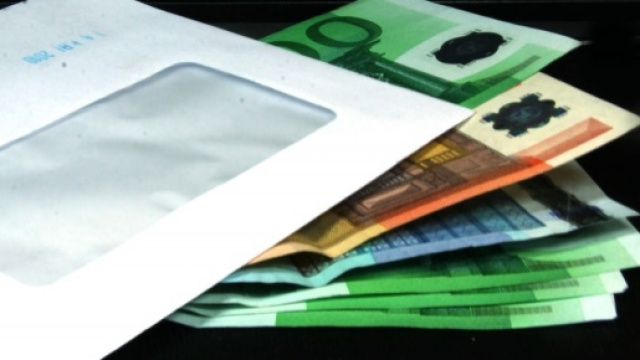 Una mazzetta di banconote di grosso taglio