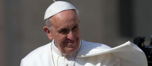 Papa Francesco sorridente in Vaticano