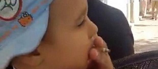 Copilului i s-a dat sa fumeze si sa bea Copilului i s-a dat sa fumeze si sa bea