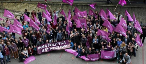 Młodzi, niezepsuci działacze partii Zandberga. Młodzi, niezepsuci działacze partii Zandberga.